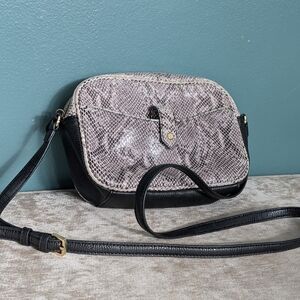 G.I.L.I. Black and Gray Snakeskin Print Leather Crossbody Bag